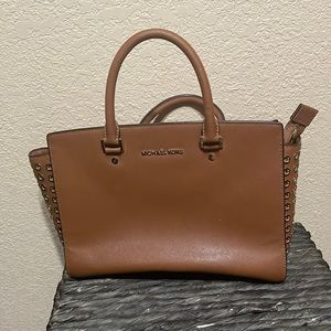Micheal Kors hand bag barley used!